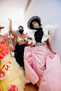 backstage-defile-christian-siriano-printemps-ete-2021-new-york-coulisses-33.thumb.JPG.13492c8a8070c5051b0b4239babd0b62.JPG