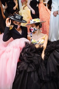 backstage-defile-christian-siriano-printemps-ete-2021-new-york-coulisses-43.thumb.JPG.3003396f0f2b6519f3c2e0ba4d7da3c5.JPG