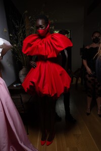 backstage-defile-christian-siriano-printemps-ete-2021-new-york-coulisses-87.thumb.JPG.ce4b15f5a0a6c34df445902e5c7a97d1.JPG