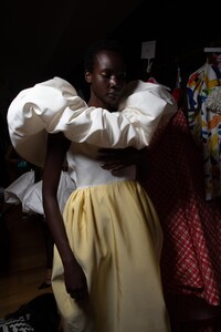 backstage-defile-christian-siriano-printemps-ete-2021-new-york-coulisses-90.thumb.JPG.2bed6c7a8c834b8f708f440269f25c3f.JPG