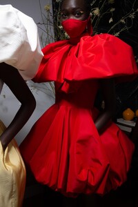 backstage-defile-christian-siriano-printemps-ete-2021-new-york-coulisses-93.thumb.JPG.700bce89ec3f997ee270d3cb08f969f9.JPG