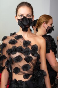 backstage-defile-christian-siriano-printemps-ete-2021-new-york-coulisses-97.thumb.JPG.af7f76fac81da194b5d36ce4345785f4.JPG