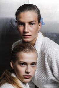 backstage-defile-christopher-kane-printemps-ete-2019-londres-coulisses-10.thumb.jpg.f7d249a7b81be69ea3b865b5a0b9c447.jpg