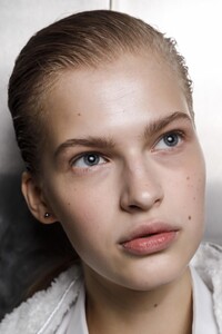 backstage-defile-christopher-kane-printemps-ete-2019-londres-coulisses-11.thumb.jpg.a0bfe3f812a2c85b8b030ff90eee6eab.jpg