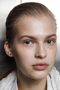 backstage-defile-christopher-kane-printemps-ete-2019-londres-coulisses-12.thumb.jpg.5e6d00cc9e76380aa2656054932a654c.jpg