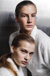 backstage-defile-christopher-kane-printemps-ete-2019-londres-coulisses-9.thumb.jpg.0128d80eaa7140180814f82b5b891bff.jpg
