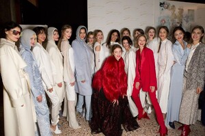 backstage-defile-genny-automne-hiver-2019-2020-milan-coulisses-91.thumb.jpg.8ab88121db16f3e08e663a1ccb43807e.jpg