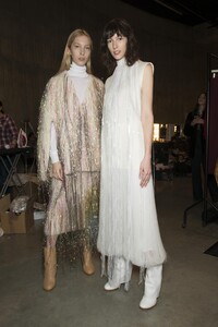 backstage-defile-ports-1961-automne-hiver-2018-2019-londres-coulisses-117.thumb.jpg.312d8a9602f2afa814fc0e62962c6b62.jpg