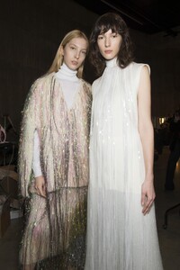 backstage-defile-ports-1961-automne-hiver-2018-2019-londres-coulisses-118.thumb.jpg.0a1108ea3b12ef9c5a1a5297294468d8.jpg