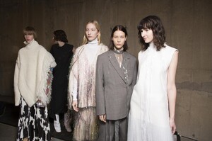 backstage-defile-ports-1961-automne-hiver-2018-2019-londres-coulisses-57.thumb.jpg.bc78893320d5648588b47095a9ab65ac.jpg