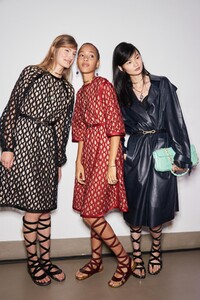 backstage-defile-ports-1961-printemps-ete-2021-milan-coulisses-268.thumb.jpg.23f23a034324fc28d27c3e1d6e5e8798.jpg