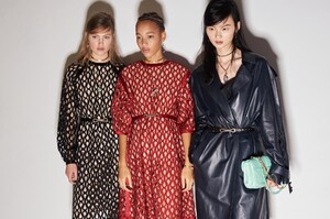 backstage-defile-ports-1961-printemps-ete-2021-milan-coulisses-271.thumb.jpg.56fe12b321621569bdacd57bc4847027.jpg
