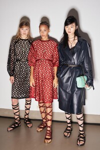 backstage-defile-ports-1961-printemps-ete-2021-milan-coulisses-272.thumb.jpg.cda34c856976d63d58d43e675e5325e0.jpg