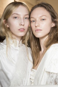 backstage-defile-preen-by-thornton-bregazzi-automne-hiver-2018-2019-londres-coulisses-36.thumb.jpg.57904a1ba1f94d981ef5d8c66a45d2c5.jpg
