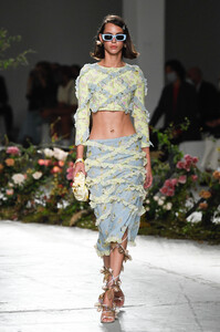 blumarine-rtw-ss21-gg-014.thumb.jpg.f905aabcd0e6033d072581482e1b0a59.jpg