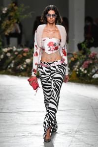 blumarine-rtw-ss21-gg-021.thumb.jpg.990c6ed26e2f1b89ccd52bdae4911279.jpg