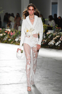 blumarine-rtw-ss21-gg-035.thumb.jpg.2d5ac74b077df9963eaf1863ec0999db.jpg
