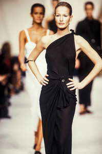 cher-michel-klein-ss-1993-4.thumb.jpg.1f27a8d0172c0a978201edfaca145056.jpg