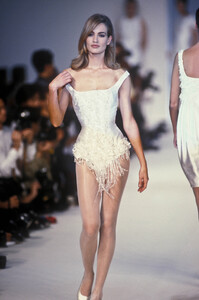 chloe-ss-1991-5.thumb.jpg.a50a5f6befed66a4b94614223322434c.jpg