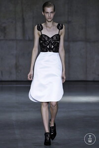 christopher-kane-ss19-012-c6ff9d.thumb.jpg.6de9edd9e667afccd5d21bc6ee3e9858.jpg