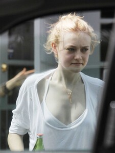 dakota-fanning-going-out-without-makeup.thumb.jpg.4131868291fd320cc445e1dee4ab43c8.jpg