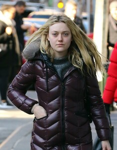 dakota-fanning-out-in-new-york-03-02-2017_2.thumb.jpg.4fca6a95c3ad48fb1889ad2aa58ead55.jpg