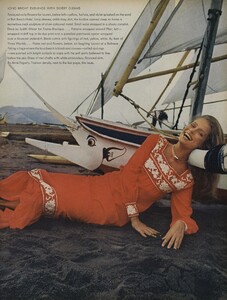 de_Rosnay_US_Vogue_December_1970_20.thumb.jpg.0050fc48e39a12353153eccc686969de.jpg