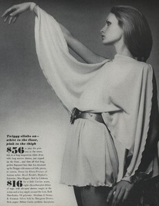 de_Villeneuve_US_Vogue_April_15th_1970_06.thumb.jpg.1b2c7ba8f25cdbc7a69b92e8cfa601f9.jpg