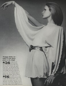 de_Villeneuve_US_Vogue_April_15th_1970_06.thumb.jpg.1eda52b86a6c11306685bf895450c187.jpg