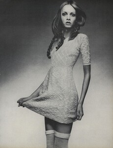 de_Villeneuve_US_Vogue_April_15th_1970_10.thumb.jpg.0cf1715ec8b1f278b6bd10125a46b798.jpg