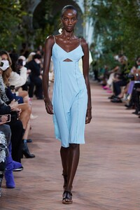 defile-alberta-ferretti-printemps-ete-2021-milan-look-26.thumb.jpg.e5d057bd718a44a3a803f285a8457556.jpg