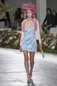 defile-blumarine-printemps-ete-2021-milan-look-13.thumb.jpg.462003d5931852dd3e55223c132bd699.jpg