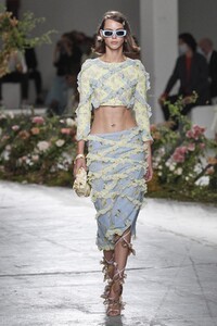 defile-blumarine-printemps-ete-2021-milan-look-14.thumb.jpg.be7a2d0a0f8ee87b6d9f4b92a9fc5f95.jpg