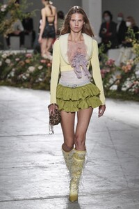 defile-blumarine-printemps-ete-2021-milan-look-18.thumb.jpg.bd216568be922b3fef237453b3e93367.jpg