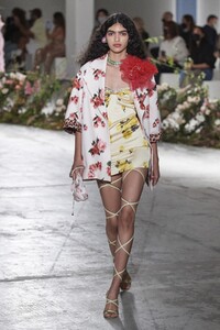 defile-blumarine-printemps-ete-2021-milan-look-20.thumb.jpg.696ba08cdd5cdb9ce9725786320c4b53.jpg