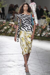 defile-blumarine-printemps-ete-2021-milan-look-25.thumb.jpg.922e9a5d0f470418c2c846ef4b61e1c8.jpg