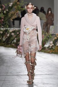 defile-blumarine-printemps-ete-2021-milan-look-37.thumb.jpg.257c0e2972cecc802f940cd08fab0ccf.jpg