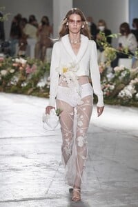 defile-blumarine-printemps-ete-2021-milan-look-38.thumb.jpg.47fd51a6828376585b127250043463cb.jpg