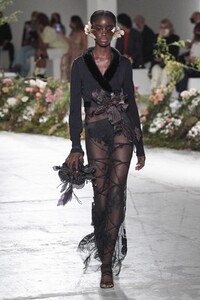 defile-blumarine-printemps-ete-2021-milan-look-39.thumb.jpg.70334063e6b8995db2a2f75688266546.jpg