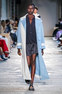 defile-boss-printemps-ete-2021-milan-look-18.thumb.jpg.3004b44c9b06c08766cb21415bd659b0.jpg