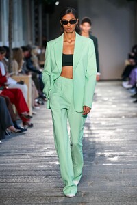 defile-boss-printemps-ete-2021-milan-look-33.thumb.jpg.1ad61c9e37739800d6b541ba7887fd33.jpg