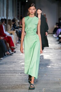 defile-boss-printemps-ete-2021-milan-look-35.thumb.jpg.dbf2f608b65f9b94bb0130cb1a8ddb24.jpg