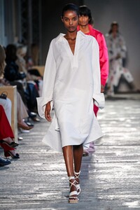 defile-boss-printemps-ete-2021-milan-look-51.thumb.jpg.a0d41359c0dcb24c1218c2d1dc534068.jpg