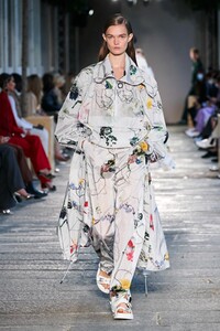 defile-boss-printemps-ete-2021-milan-look-54.thumb.jpg.941e24e497cfde784803ac0ee46a3c29.jpg