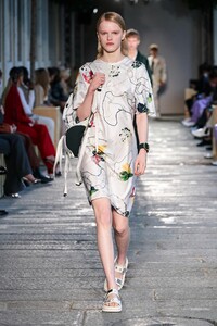 defile-boss-printemps-ete-2021-milan-look-56.thumb.jpg.2eedbfad3e4f6c14e9d13f04d007a1fe.jpg
