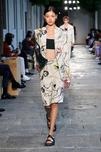 defile-boss-printemps-ete-2021-milan-look-58.thumb.jpg.08aeb09c0f32ffcd8a3f396dc78e65f0.jpg