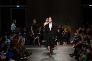 defile-brognano-automne-hiver-2018-2019-milan-look-46.thumb.jpg.672433635643ae8359c009001d65e871.jpg