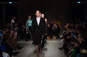 defile-brognano-automne-hiver-2018-2019-milan-look-47.thumb.jpg.706fb70bf3824705192f9608cba2f3b7.jpg