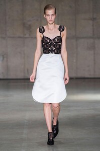 defile-christopher-kane-printemps-ete-2019-londres-look-13.thumb.jpg.aa630fb8ff4ea43472f1cdf75a15f3d1.jpg