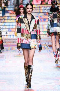 defile-dolce-amp-gabbana-printemps-ete-2021-milan-look-10.thumb.jpg.90526f9729821248ff624cde41494029.jpg